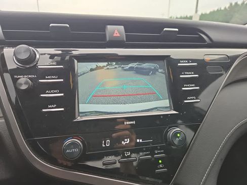Used 2020 Toyota Camry SE FWD image 12