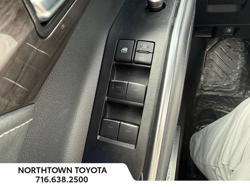 Used 2021 Toyota Highlander Limited AWD/4WD image 10