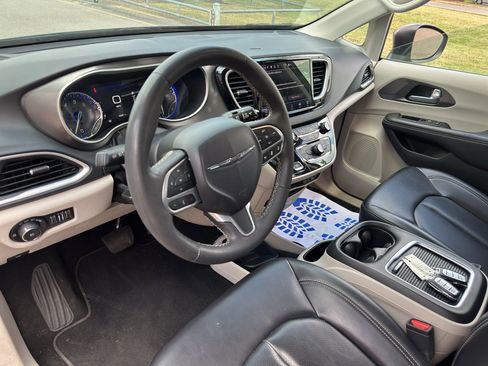 Used 2023 Chrysler Pacifica Touring-L FWD image 15
