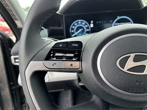 New 2025 Hyundai Elantra Limited image 28