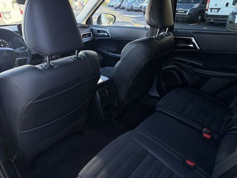 Used 2023 Mitsubishi Outlander SE image 28