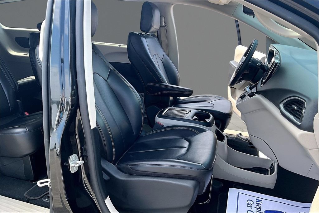Used 2023 Chrysler Pacifica Touring-L FWD image 7