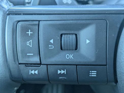 Used 2025 Nissan Pathfinder SV FWD image 25