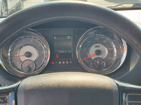 Used 2014 Chrysler Town & Country Touring-L FWD image 19