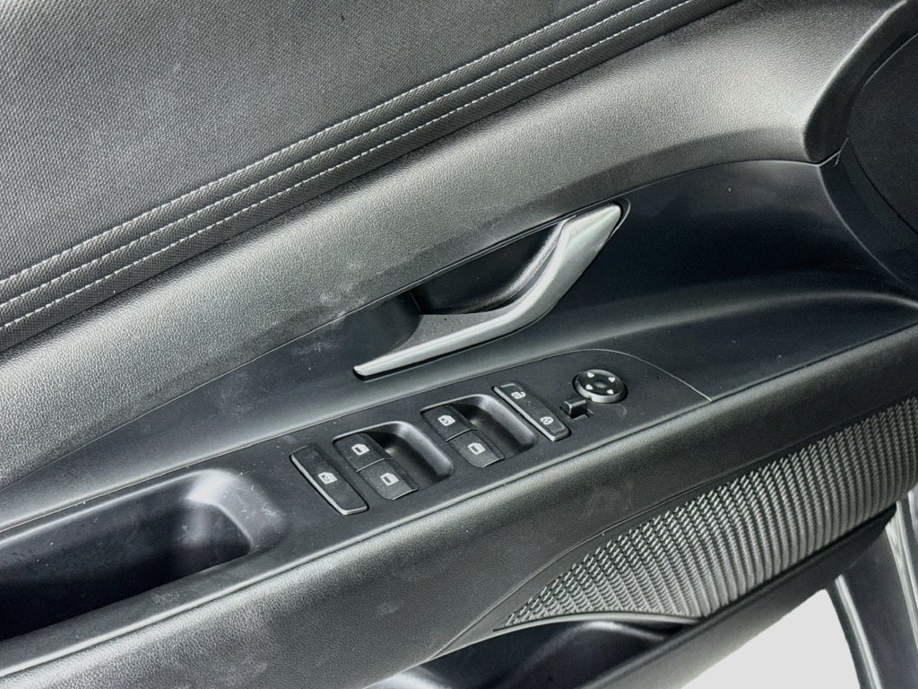 Certified 2025 Hyundai Elantra Limited FWD image 18