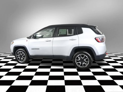 Used 2024 Jeep Compass Trailhawk AWD/4WD image 4
