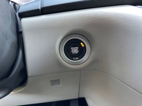 Used 2023 Chrysler Voyager LX image 21