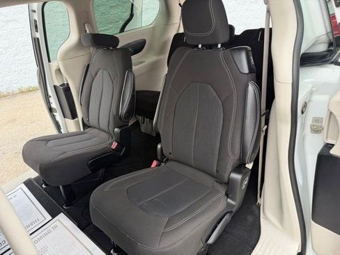 Used 2022 Chrysler Voyager LX FWD image 11