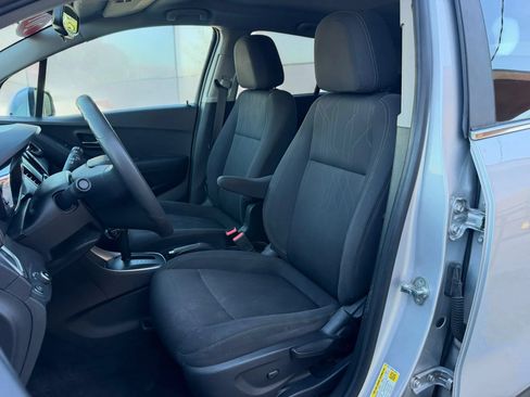 Used 2017 Chevrolet Trax LT FWD image 9