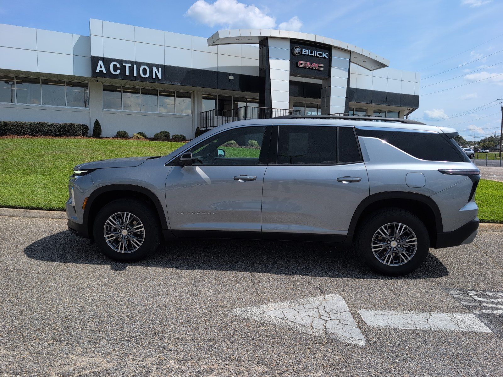 Used 2026 Chevrolet Traverse LT w/ Driver Confidence Package FWD image 2