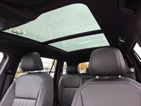 Used 2023 Volkswagen Tiguan SE R-Line image 14