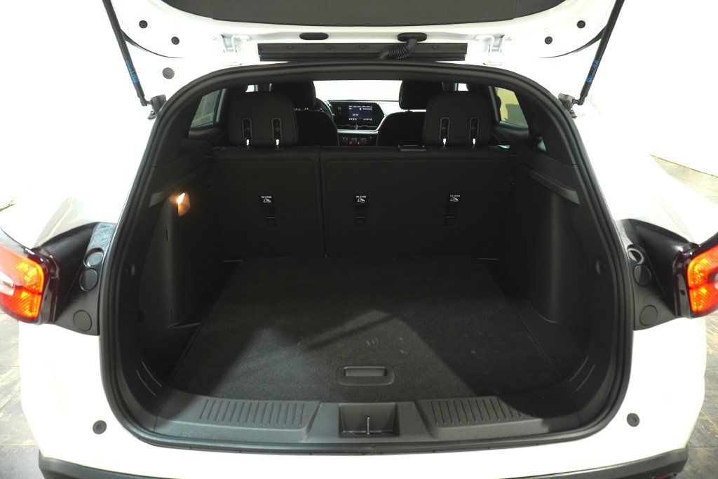 Used 2025 Chevrolet Trax RS w/ Driver Confidence Package FWD image 6