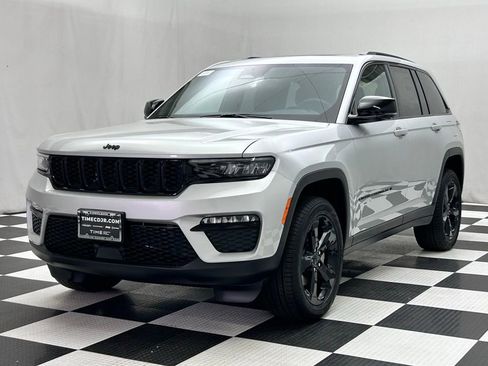 New 2025 Jeep Grand Cherokee Limited w/ Black Appearance Package image 4