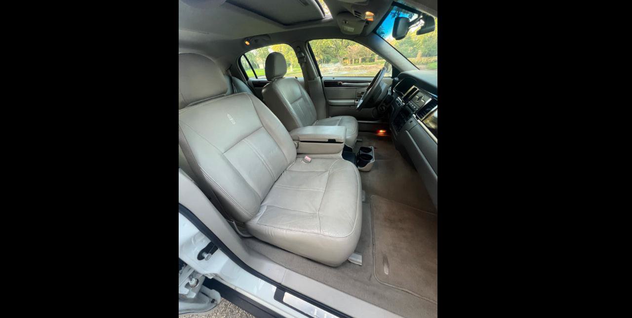 Used 2006 Lincoln Town Car Signature Limited RWD image 15