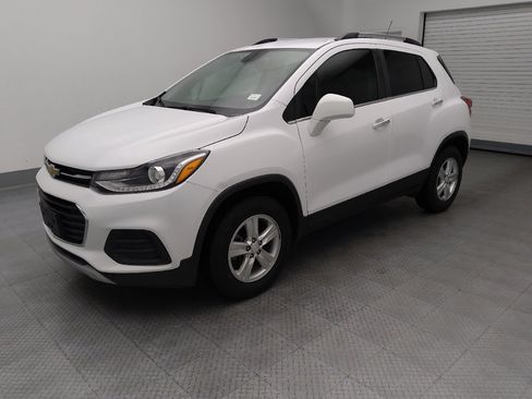 Used 2020 Chevrolet Trax LT w/ LT Convenience Package AWD/4WD image 2