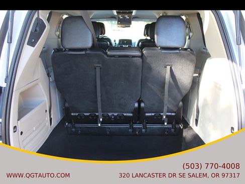 Used 2016 Chrysler Town & Country Touring w/ Driver Convenience Group FWD image 16