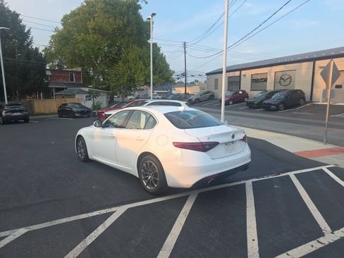Used 2018 Alfa Romeo Giulia AWD image 3