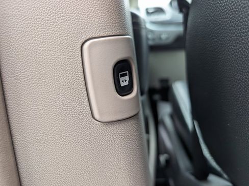 Used 2015 Chrysler Town & Country Touring w/ Driver Convenience Group image 20