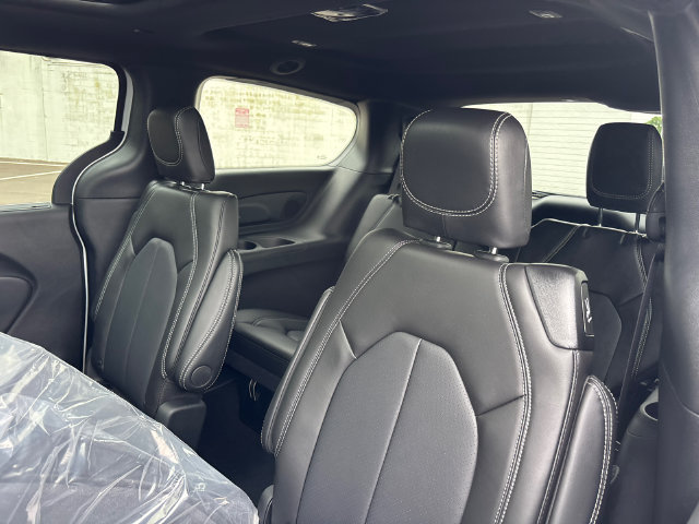 New 2027 Chrysler Pacifica Select w/ Family Tech Group AWD/4WD image 8