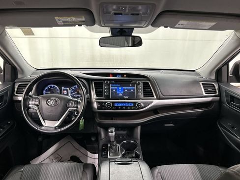 Used 2019 Toyota Highlander Plus AWD/4WD image 18