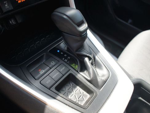 Used 2019 Toyota RAV4 XLE w/ Convenience Package FWD image 12