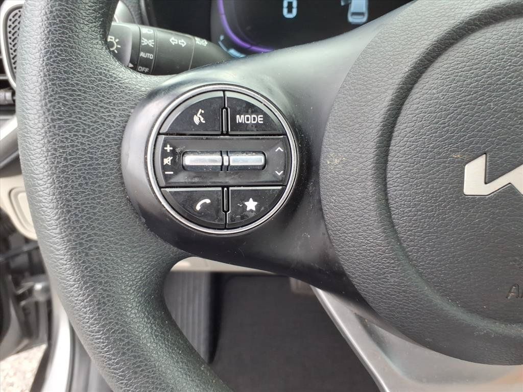 Used 2025 Kia Soul LX w/ LX Technology Package FWD image 19