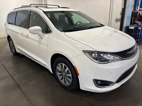 Used 2020 Chrysler Pacifica Touring-L FWD image 3