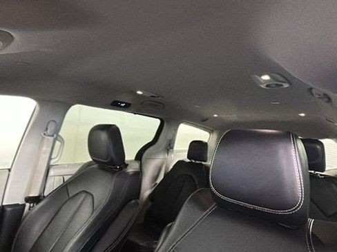 Used 2024 Chrysler Pacifica Touring-L FWD image 12