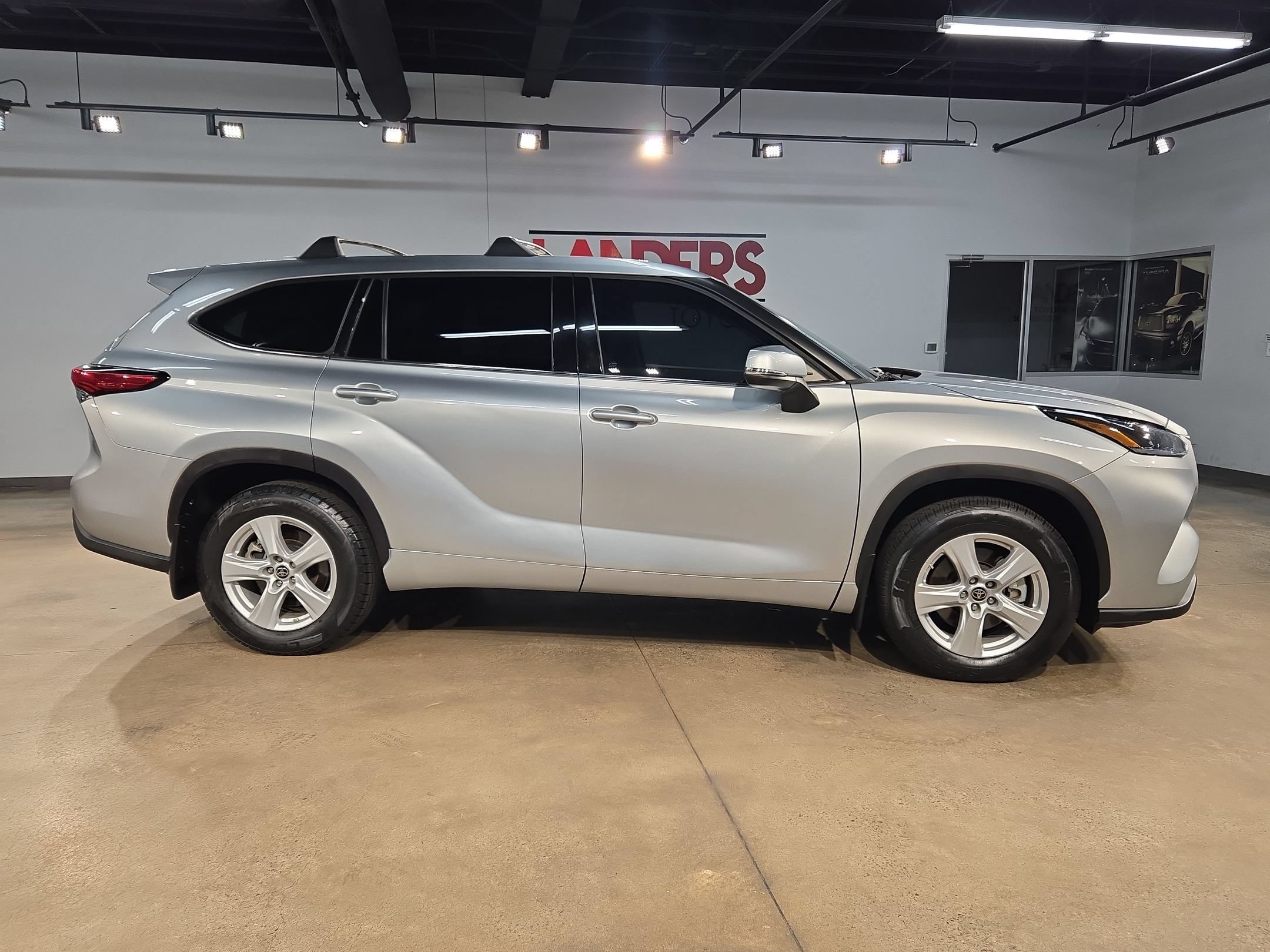 Used 2021 Toyota Highlander L FWD image 8
