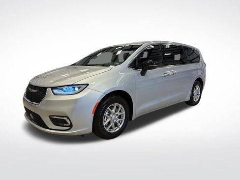 Used 2026 Chrysler Pacifica Select image 1