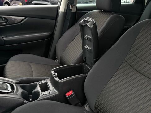 Used 2019 Nissan Rogue S image 32