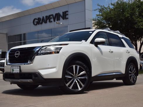 Used 2024 Nissan Pathfinder Platinum FWD image 2