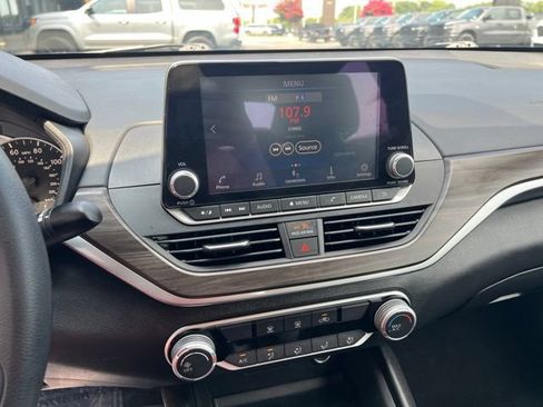 Used 2025 Nissan Altima 2.5 SV FWD image 14
