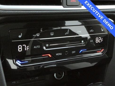 Used 2025 Volkswagen Taos SE image 13