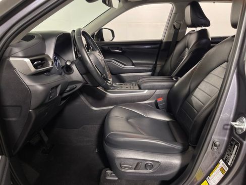 Certified 2021 Toyota Highlander XLE AWD/4WD image 12