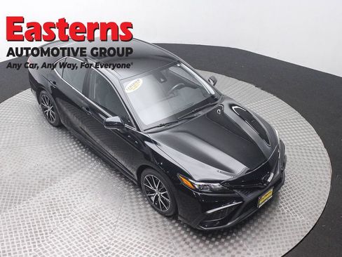 Used 2023 Toyota Camry SE FWD image 3