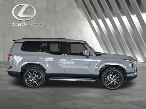 Used 2024 Lexus GX 550 w/ Accessory Package (Z1) AWD/4WD image 4