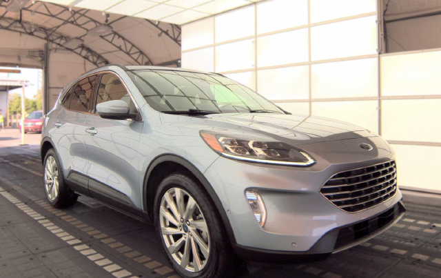 Used 2022 Ford Escape Titanium w/ Titanium Elite Package AWD/4WD image 2