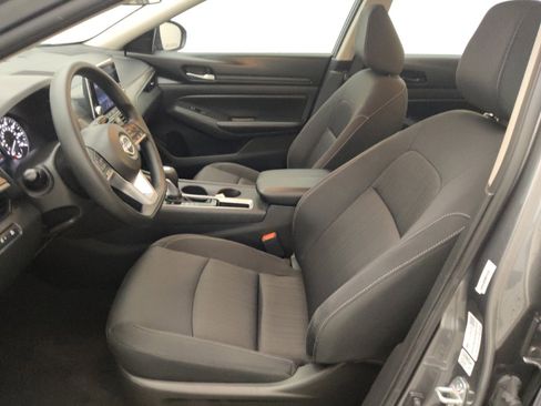 Used 2025 Nissan Altima 2.5 SV FWD image 17