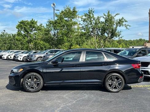 Used 2022 Volkswagen Jetta SE FWD image 2