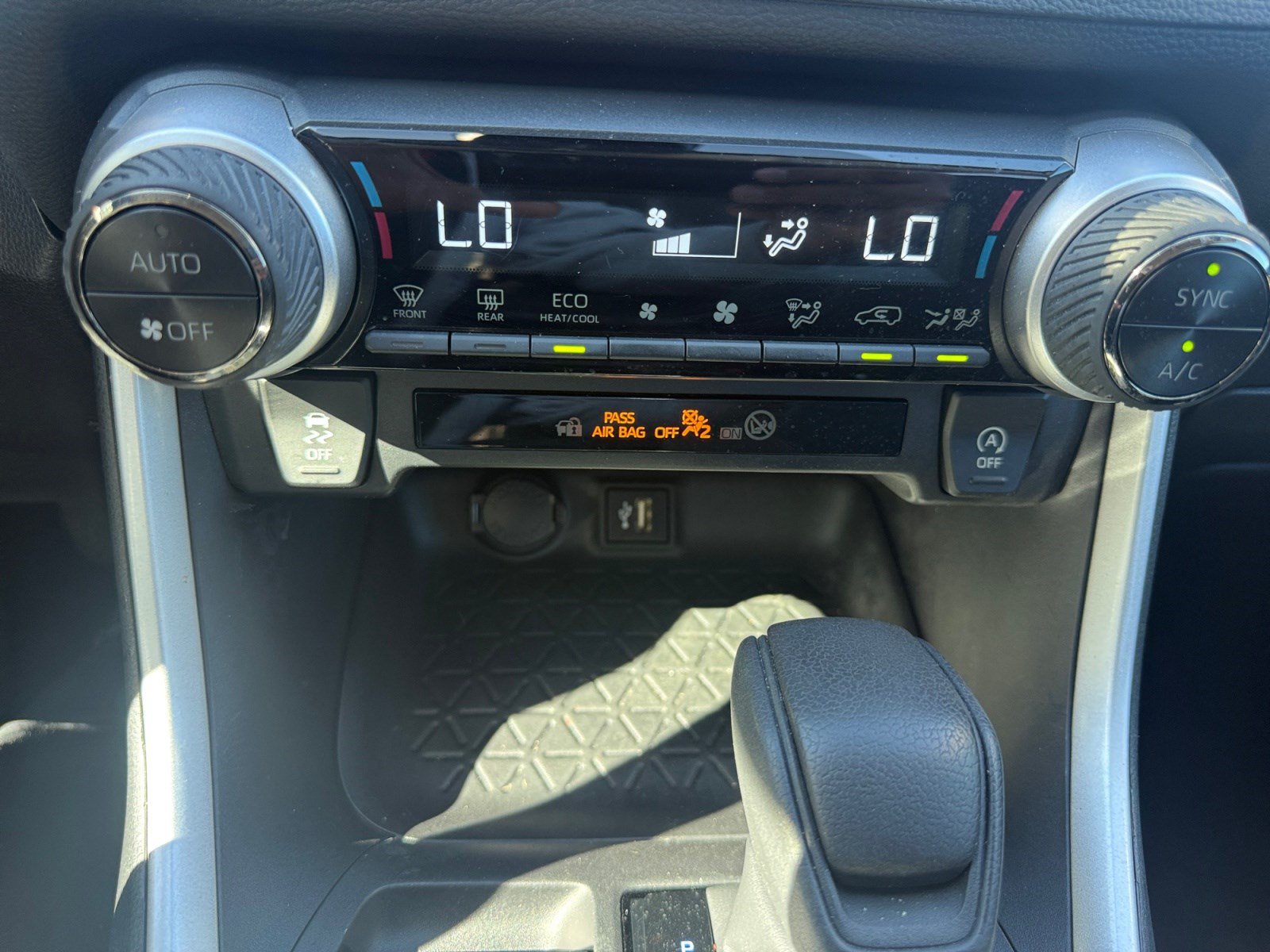 Used 2024 Toyota RAV4 XLE AWD/4WD image 12