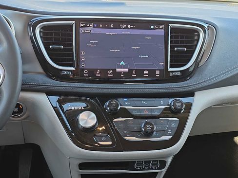 Used 2024 Chrysler Pacifica Select image 20