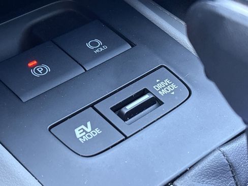 Used 2023 Toyota Venza LE image 32