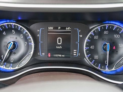 Used 2018 Chrysler Pacifica Touring-L w/ Tire & Wheel Group FWD image 23