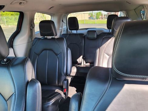 Used 2023 Chrysler Pacifica Touring-L FWD image 25
