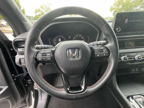 Used 2025 Honda Pilot Sport image 18