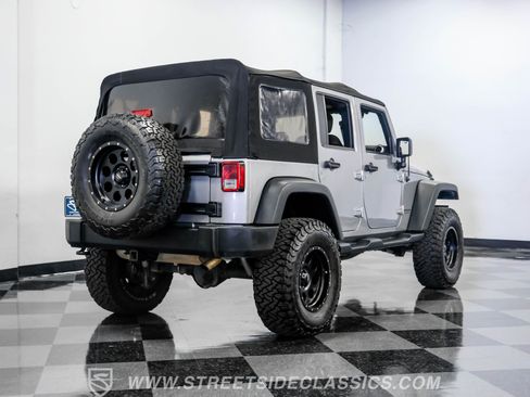 Used 2015 Jeep Wrangler Unlimited Rubicon w/ Connectivity Group image 27