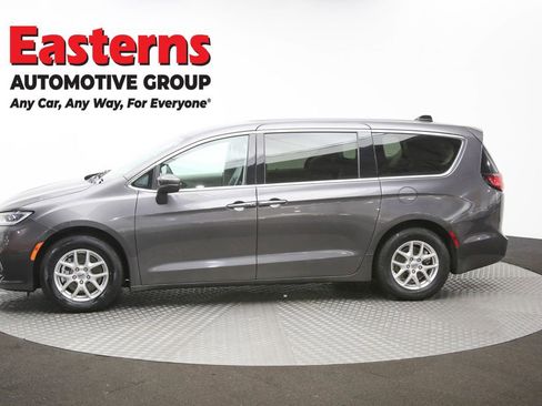 Used 2023 Chrysler Pacifica Touring-L FWD image 58