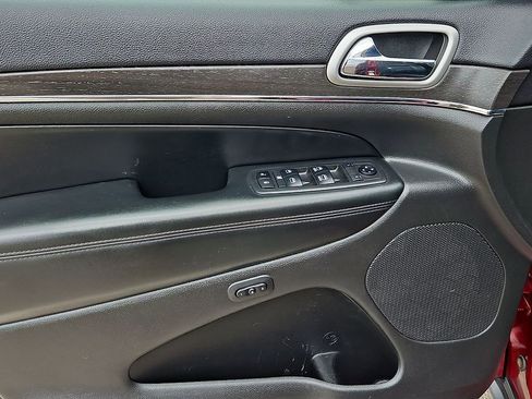 Used 2018 Jeep Grand Cherokee Limited image 22