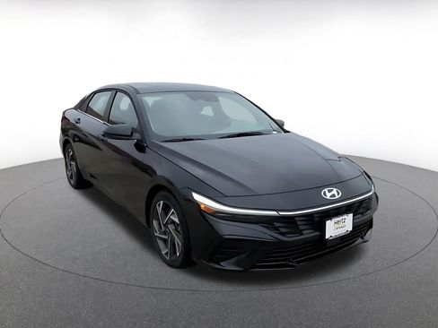 Used 2025 Hyundai Elantra SEL FWD image 3